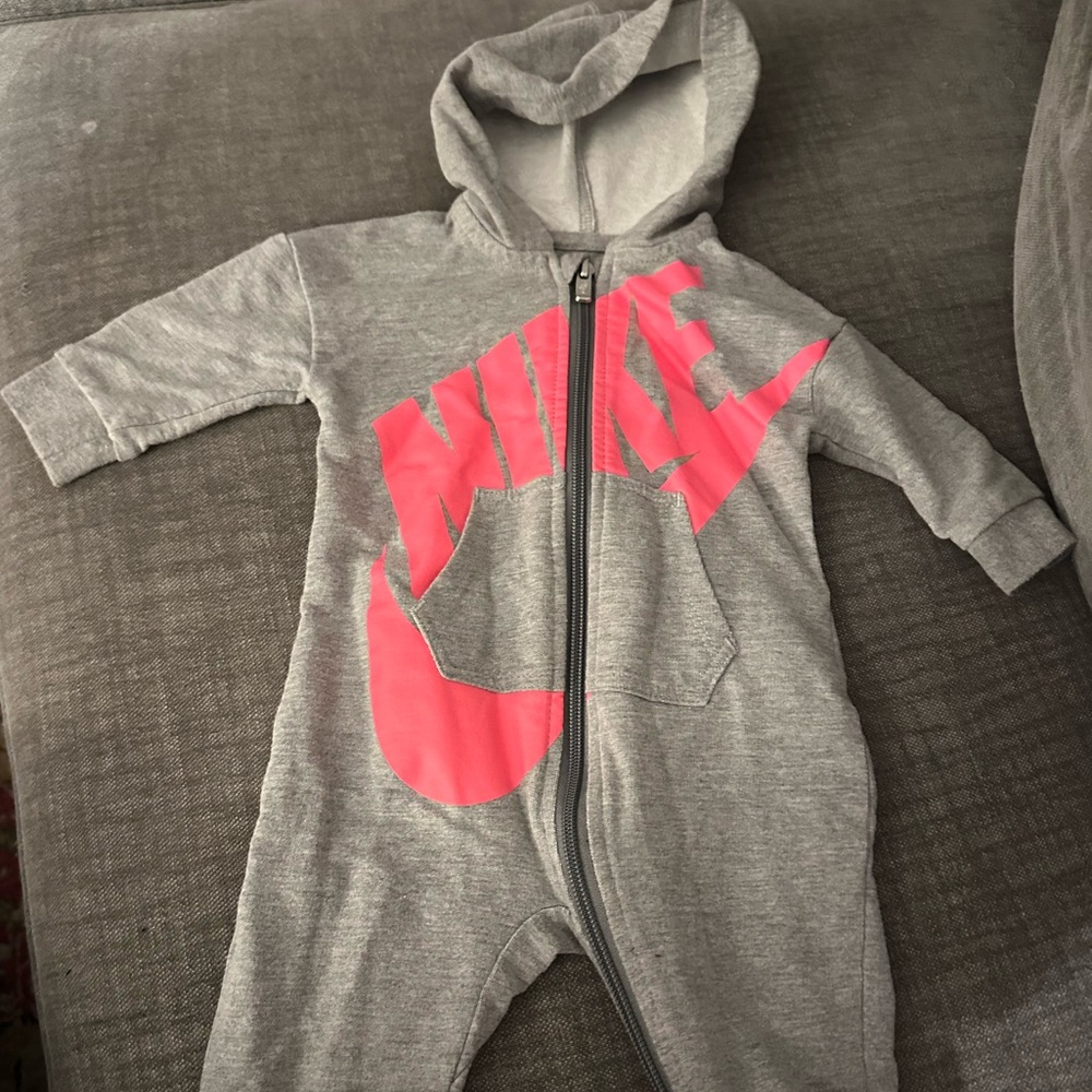 Nike infant hooded onesie, grey with pink logo and swoosh. Size 6m, 3-6 months.